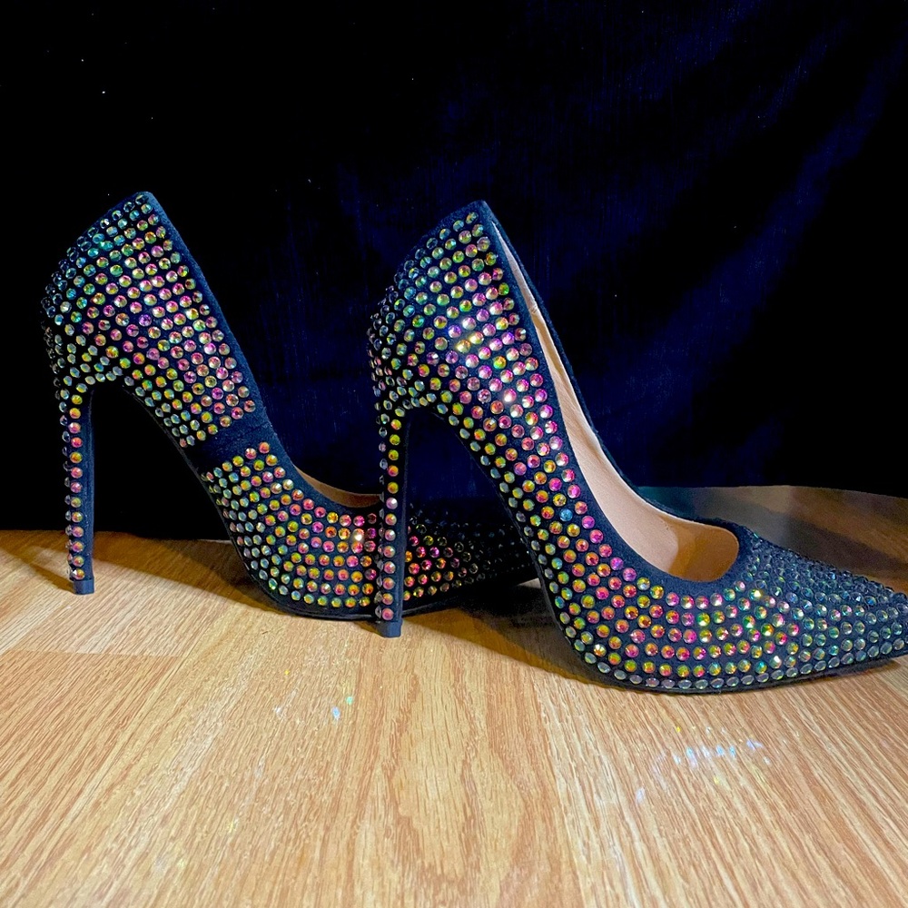 Brand-vigo fiore -size-7/1/°2- texture-multi color rhinestone-velvet bottom -.